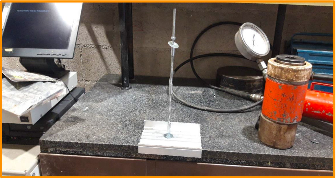 Prueba de calidad de fijación de cargaderos de aluminio en laboratorio de BS Dintel, garantía de resistencia y seguridad en obra