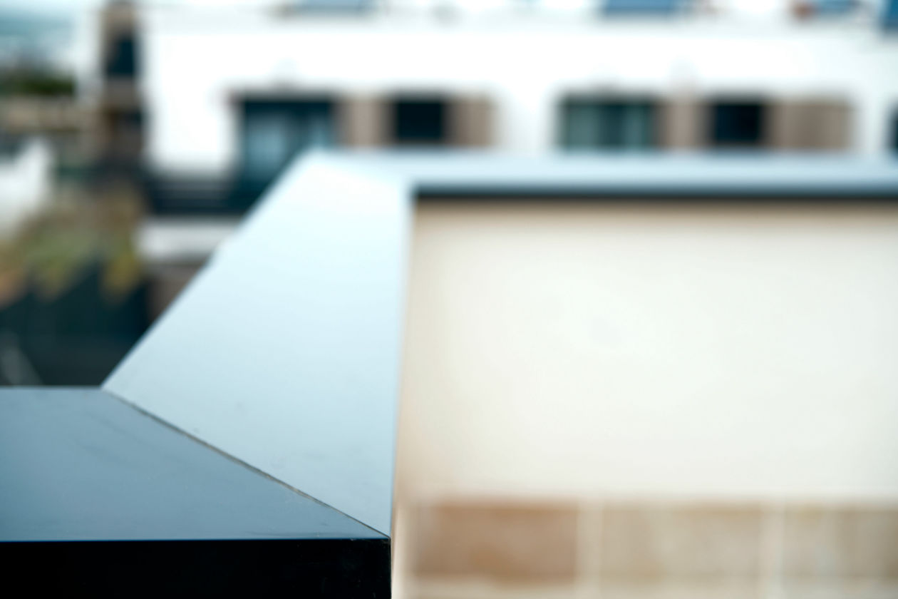 Encuentro de remates de aluminio en esquina de cubierta