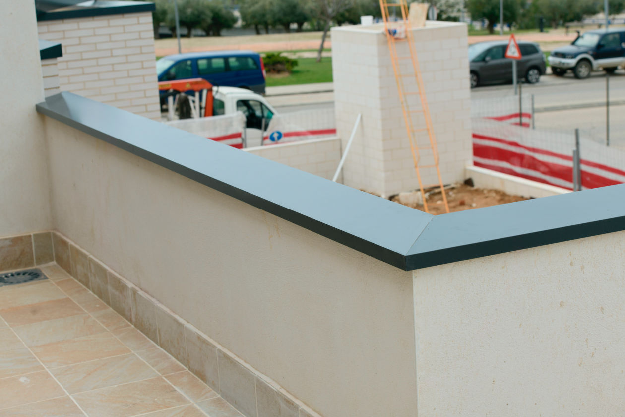 Remate de aluminio instalado sobre peto en terraza