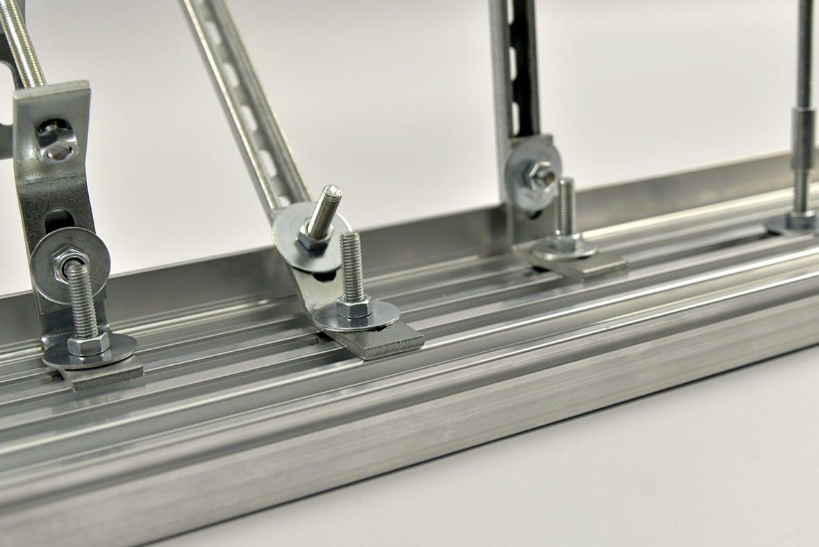 Sistema de anclaje con escuadras sobre perfil de aluminio